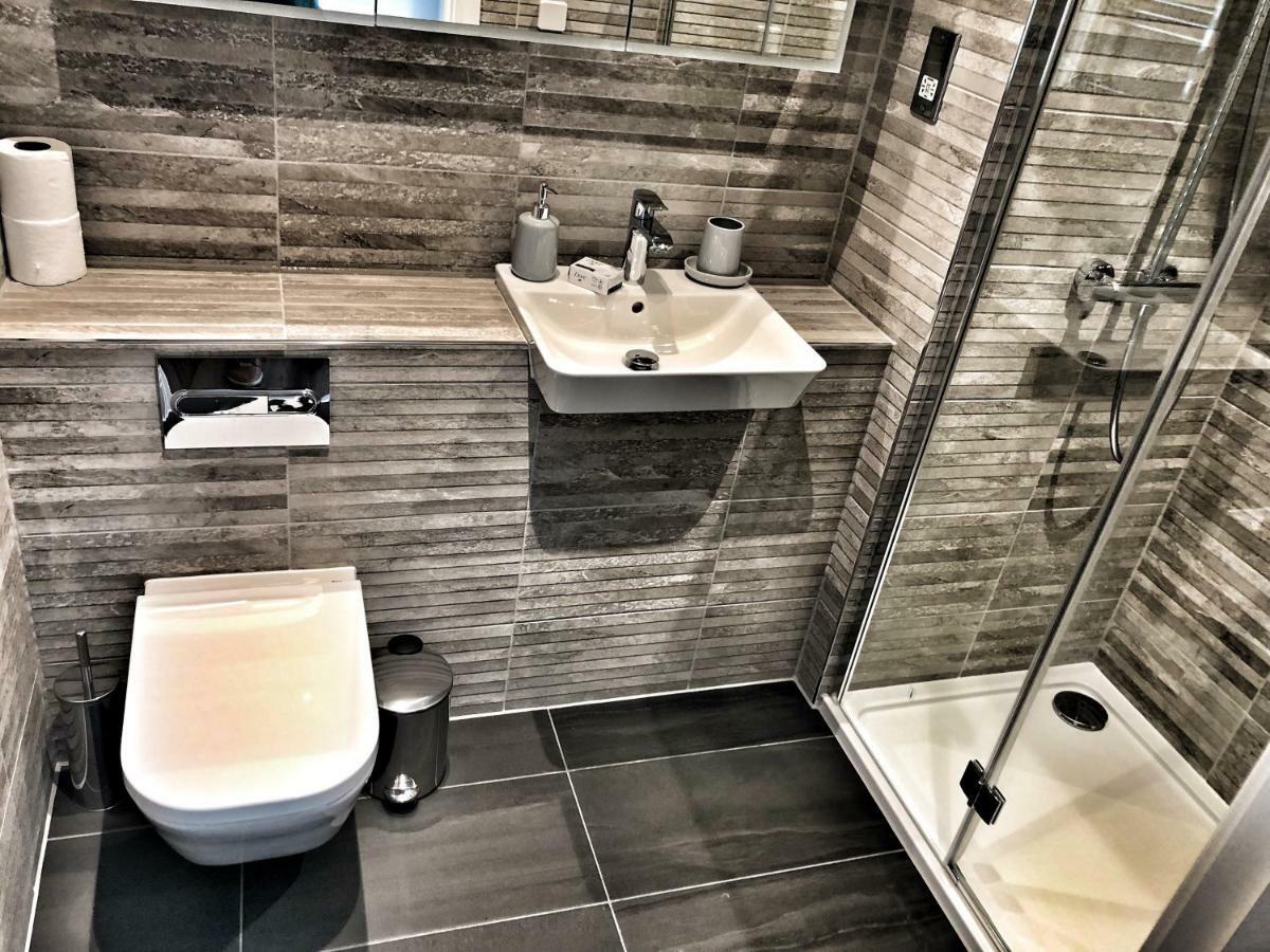 Amazing & Spacious 2 Bed 2 Bath Luxury Apartment With Balcony Free Wifi Sleeps 6 Bushey Luaran gambar