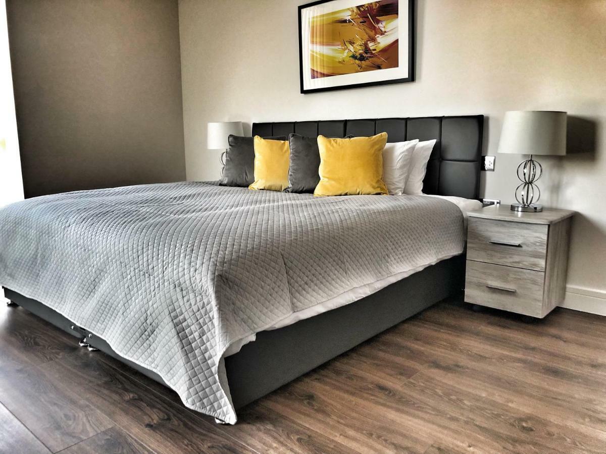 Amazing & Spacious 2 Bed 2 Bath Luxury Apartment With Balcony Free Wifi Sleeps 6 Bushey Luaran gambar